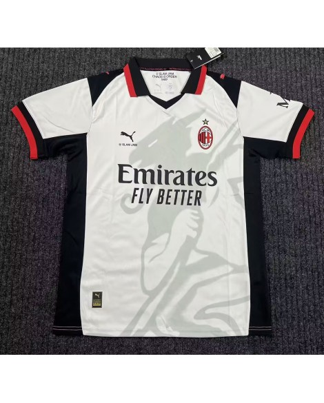 Le maillot blanc de l'AC Milan pour son quatrième match à l'extérieur de la saison 26/27