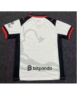 Le maillot blanc de l'AC Milan pour son quatrième match à l'extérieur de la saison 26/27