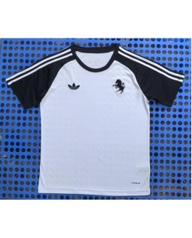Maillot blanc d'avant-match de la Juventus pour la saison 25-26