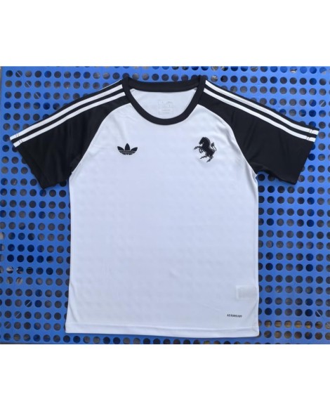 Maillot blanc d'avant-match de la Juventus pour la saison 25-26
