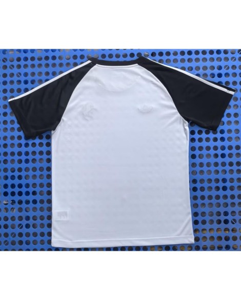 Maillot blanc d'avant-match de la Juventus pour la saison 25-26