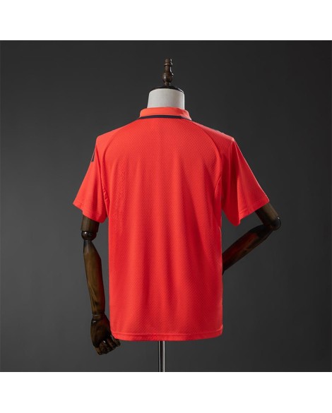 Polo rouge de la saison 25/26 du Bayern Munich