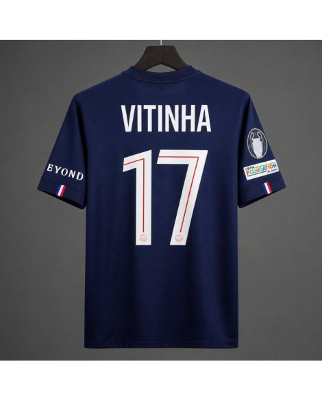 PSG Maillot domicile 2025/26 avec écusson complet de la Ligue des Champions - Vitinha n° 17 PSG Maillot domicile 2025/26 avec écusson complet de la Ligue des Champions - Vitinha n° 17