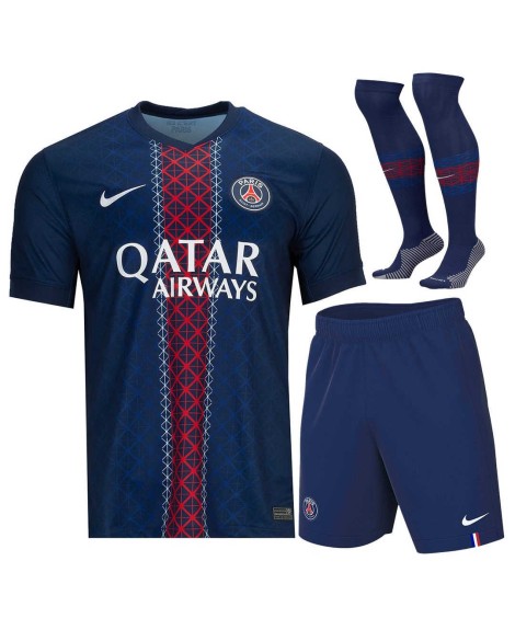 Maillot domicile, short et chaussettes du Paris Saint-Germain pour la saison 2025/26 Maillot domicile, short et chaussettes du Paris Saint-Germain pour la saison 2025/26