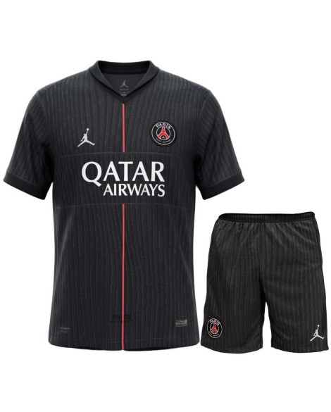 Le quatrième maillot extérieur et le short du Paris Saint-Germain FC pour la saison 2025/26 Le quatrième maillot extérieur et le short du Paris Saint-Germain FC pour la saison 2025/26