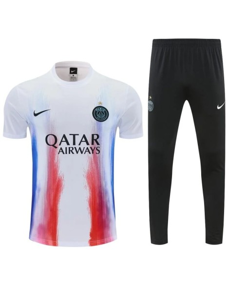 Tenue d'entraînement du Paris Saint-Germain pour la saison 2026/27 (maillot + short) Tenue d'entraînement du Paris Saint-Germain pour la saison 2026/27 (maillot + short)