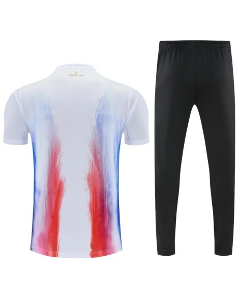 Tenue d'entraînement du Paris Saint-Germain pour la saison 2026/27 (maillot + short) Tenue d'entraînement du Paris Saint-Germain pour la saison 2026/27 (maillot + short)