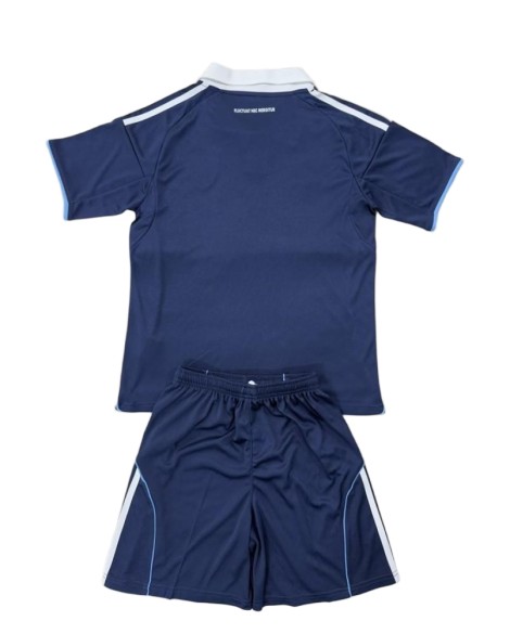 Ensemble de maillots domicile du Paris Saint-Germain pour la saison 2025/26 Ensemble de maillots domicile du Paris Saint-Germain pour la saison 2025/26