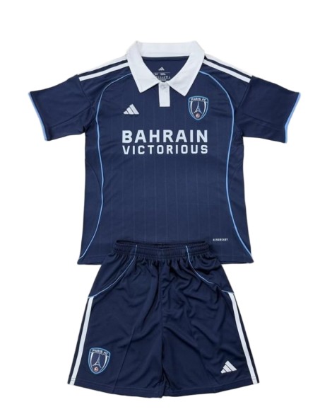 Ensemble de maillots domicile du Paris Saint-Germain pour la saison 2025/26 Ensemble de maillots domicile du Paris Saint-Germain pour la saison 2025/26