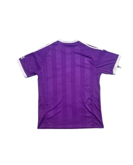 Gardien de but d'Aston Villa en maillot violet 2526