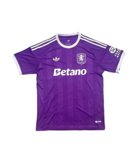 Gardien de but d'Aston Villa en maillot violet 2526