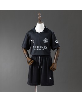 Manchester City – Tenue extérieure Saison 25/26 – Enfant (Maillot + Short) Manchester City – Tenue extérieure Saison 25/26 – Enfant (Maillot + Short)