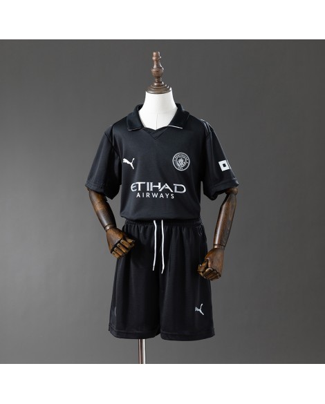 Manchester City – Tenue extérieure Saison 25/26 – Enfant (Maillot + Short) Manchester City – Tenue extérieure Saison 25/26 – Enfant (Maillot + Short)