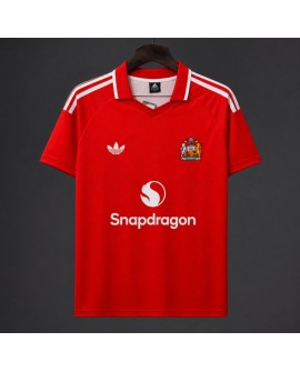 Maillot rouge de Manchester United pour la saison 2026/27, commémorant le 125e anniversaire et portant le quatrième maillot