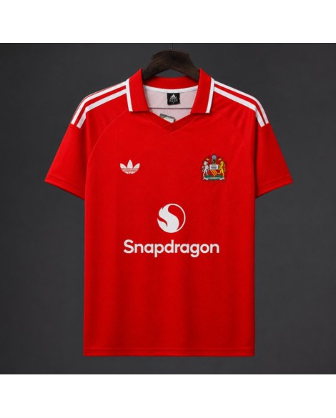 Maillot rouge de Manchester United pour la saison 2026/27, commémorant le 125e anniversaire et portant le quatrième maillot