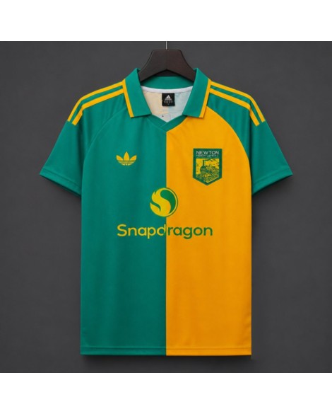 Maillot extérieur n°4 de Manchester United pour la saison 2026/27, célébrant le 125e anniversaire du club.
