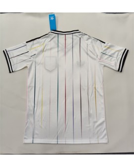 Le maillot extérieur du Japon numéro 2627