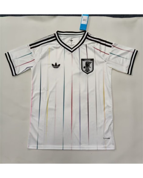 Le maillot extérieur du Japon numéro 2627