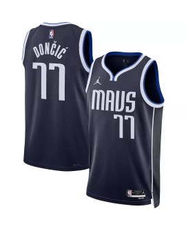 Maillot Swingman Dallas Mavericks Luka Doncic #77 Jordan Brand Navy 2022/23 Statement Edition pour homme