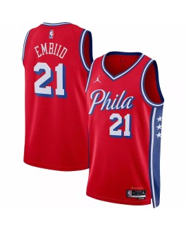 Maillot Swingman 2022/23 Joel Embiid Jordan Brand rouge des Philadelphia 76ers pour hommes - Édition Statement