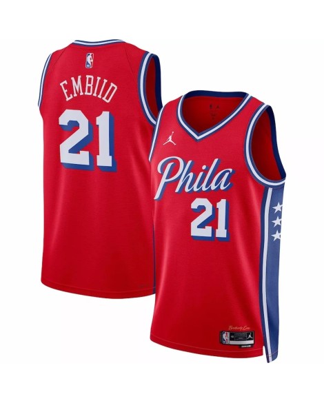 Maillot Swingman 2022/23 Joel Embiid Jordan Brand rouge des Philadelphia 76ers pour hommes - Édition Statement