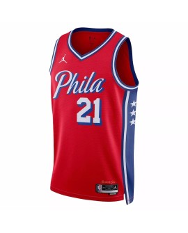 Maillot Swingman 2022/23 Joel Embiid Jordan Brand rouge des Philadelphia 76ers pour hommes - Édition Statement