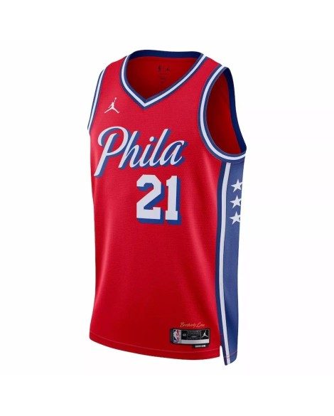 Maillot Swingman 2022/23 Joel Embiid Jordan Brand rouge des Philadelphia 76ers pour hommes - Édition Statement